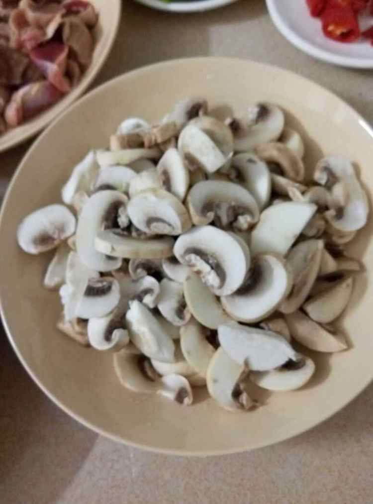 菇炒牛肉粒步骤3