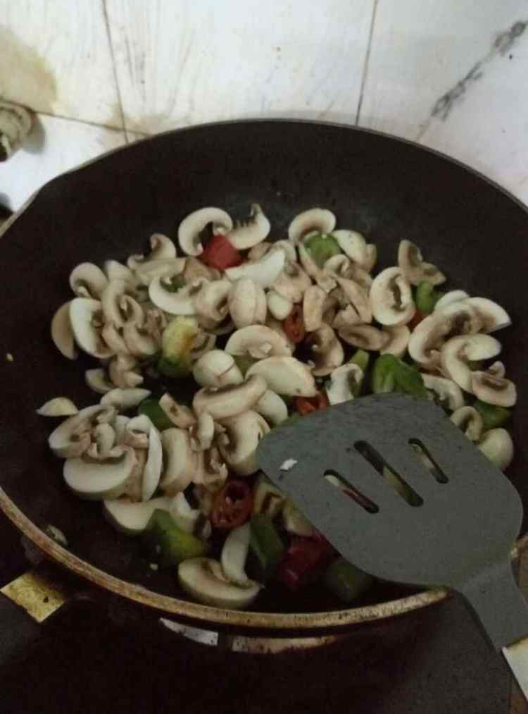 菇炒牛肉粒步骤9