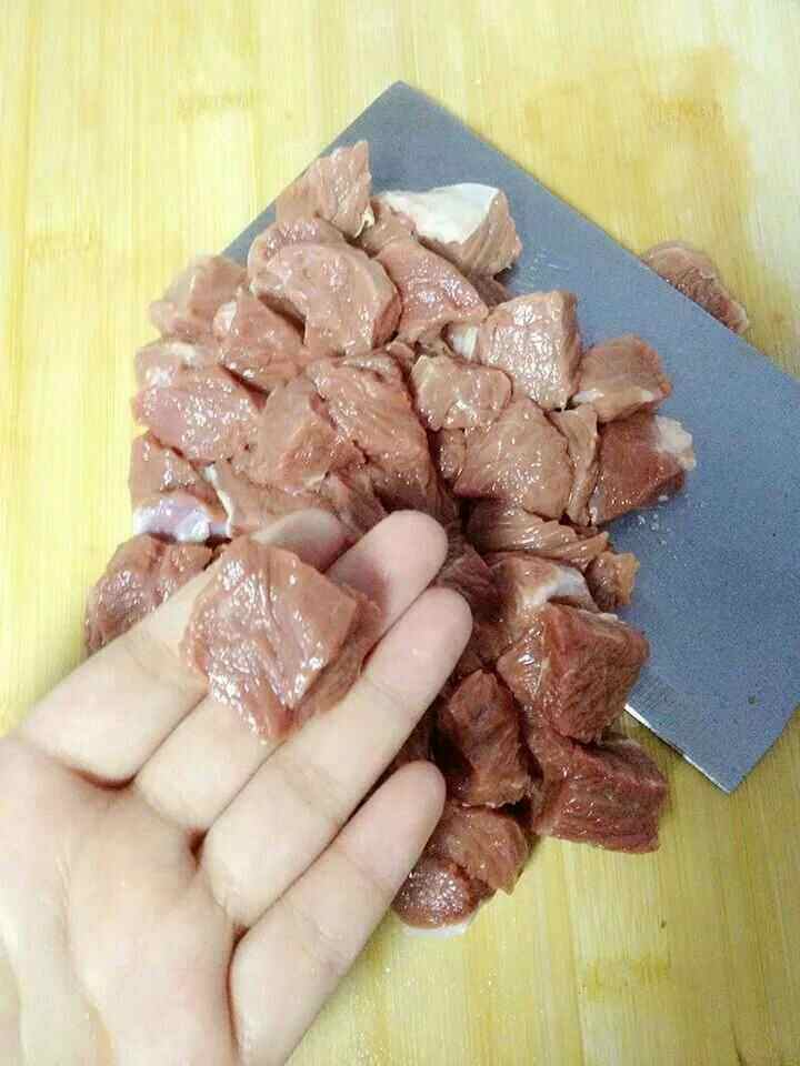 土豆红烧牛肉面步骤1