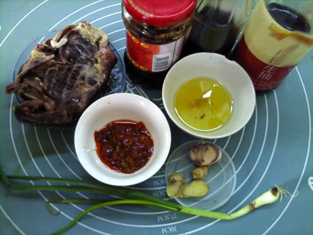 香辣香菇牛肉酱步骤1