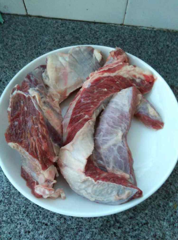 牛肉炖柿子土豆步骤1