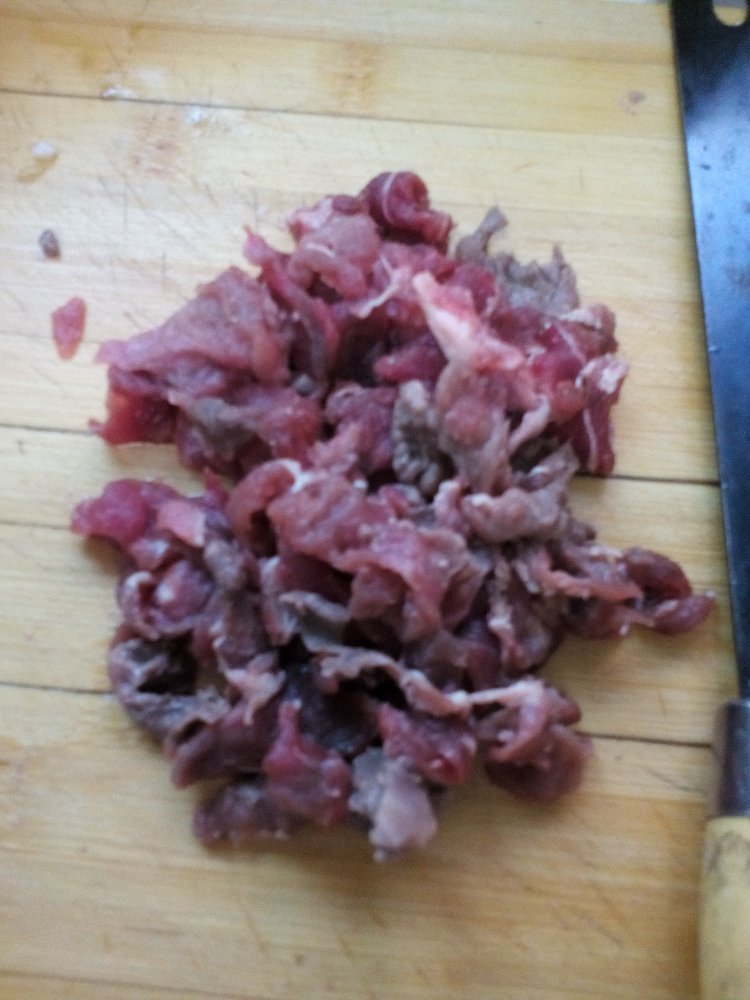 牛肉炒香菜步骤1