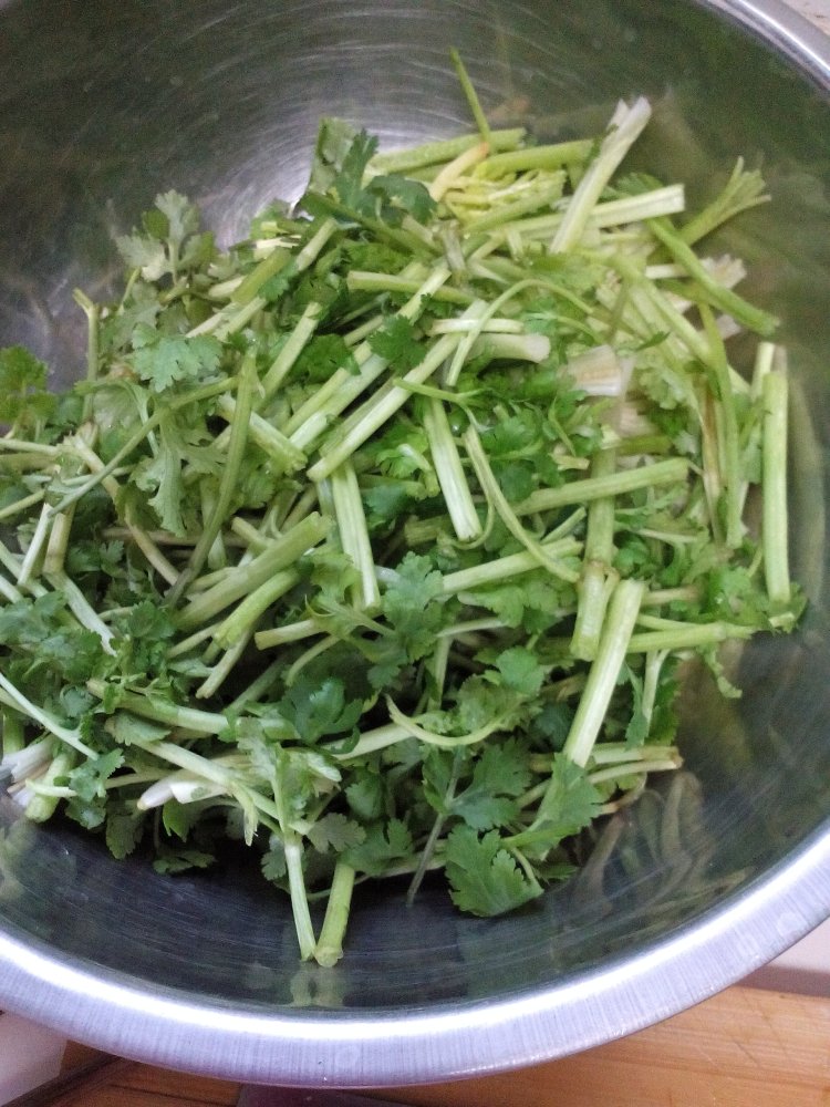 牛肉炒香菜步骤3