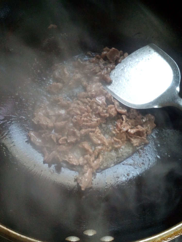 牛肉炒香菜步骤4