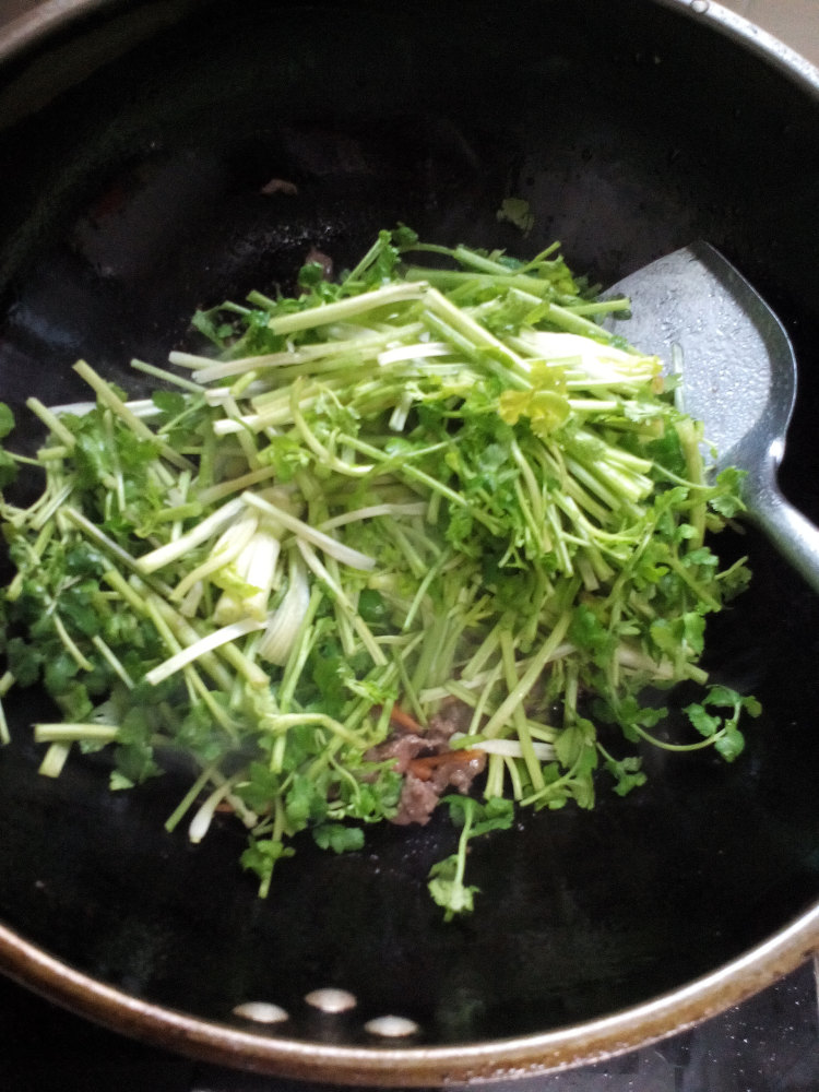 牛肉炒香菜步骤6