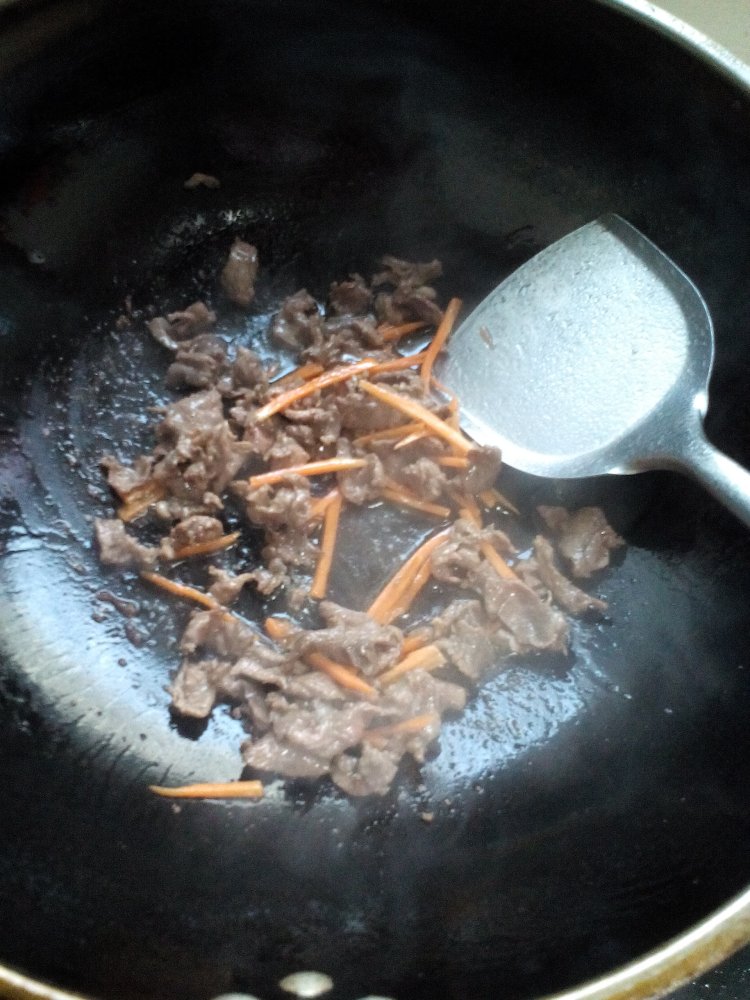牛肉炒香菜步骤5