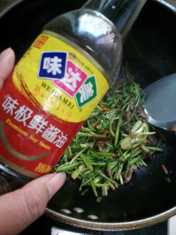 牛肉炒香菜步骤7
