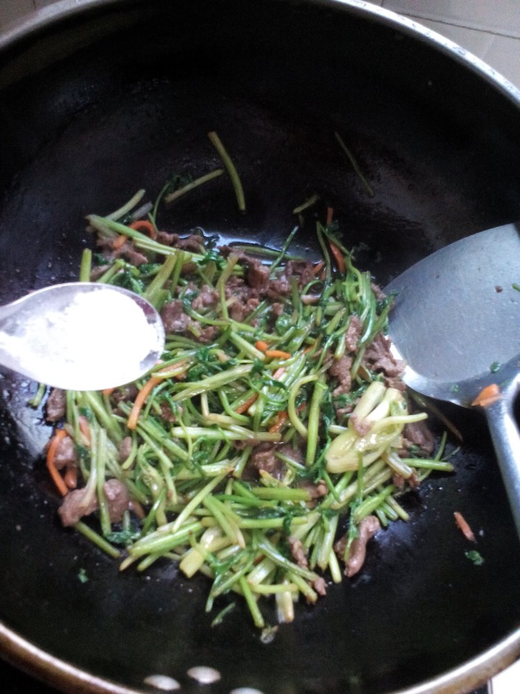 牛肉炒香菜步骤9