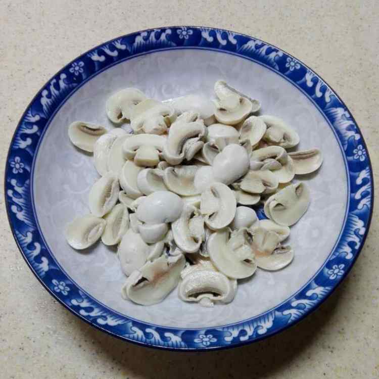 白蘑菇炒牛肉步骤2