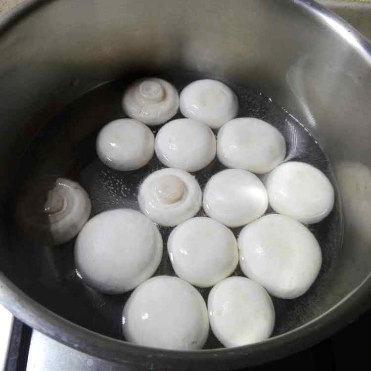 白蘑菇炒牛肉步骤1