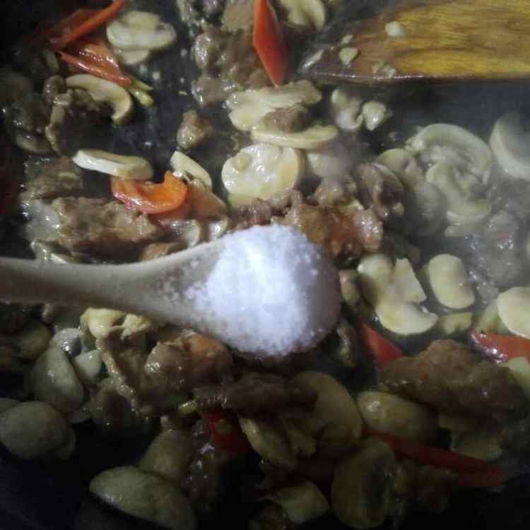 白蘑菇炒牛肉步骤9