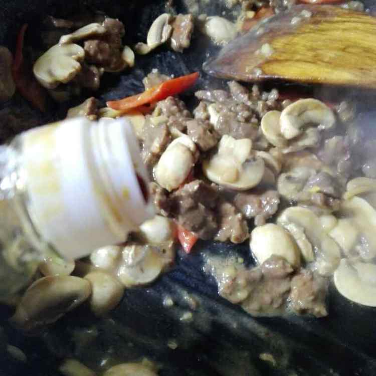 白蘑菇炒牛肉步骤10