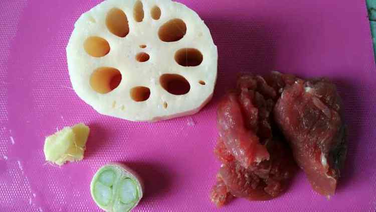 莲藕牛肉丸子步骤1