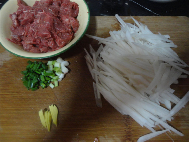 萝卜丝炒牛肉步骤1