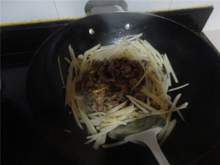 萝卜丝炒牛肉步骤5