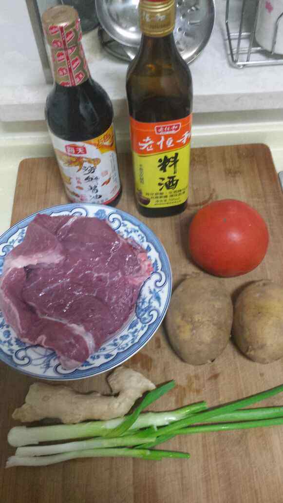 牛肉炖土豆西红柿步骤1