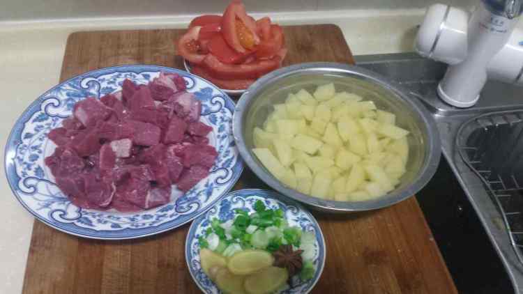 牛肉炖土豆西红柿步骤2