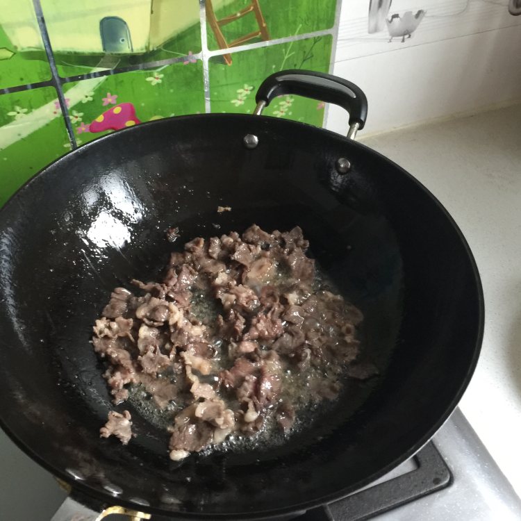 口蘑炒牛肉步骤4