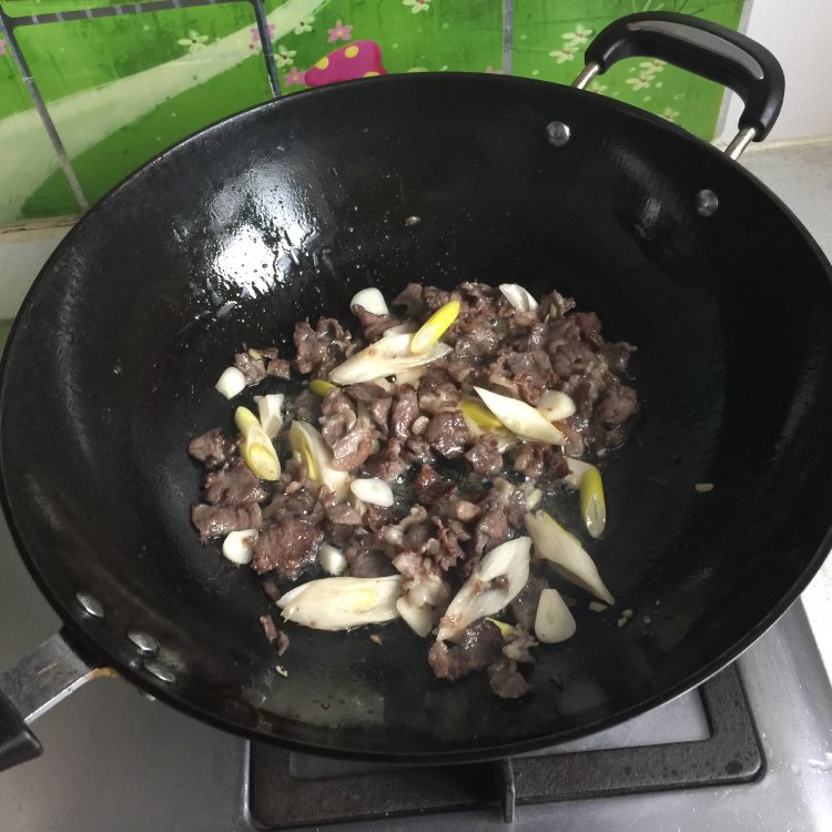 口蘑炒牛肉步骤5