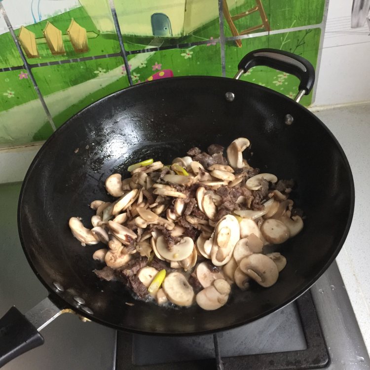 口蘑炒牛肉步骤6