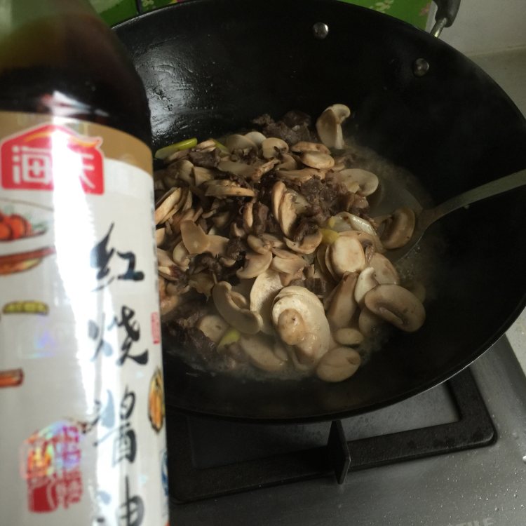 口蘑炒牛肉步骤7