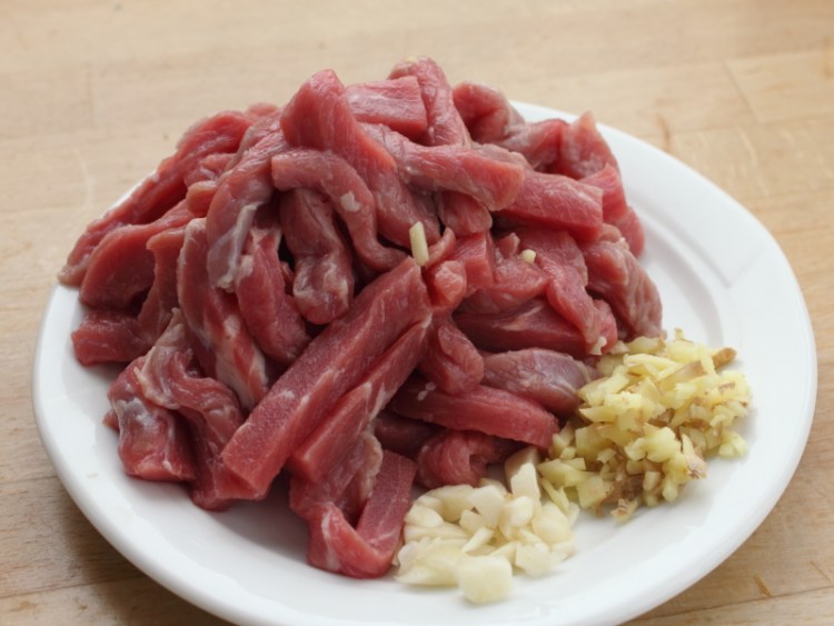 沙茶牛肉烩饭步骤2