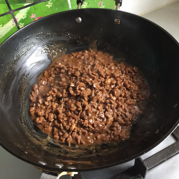 牛肉酱炒酸菜步骤4