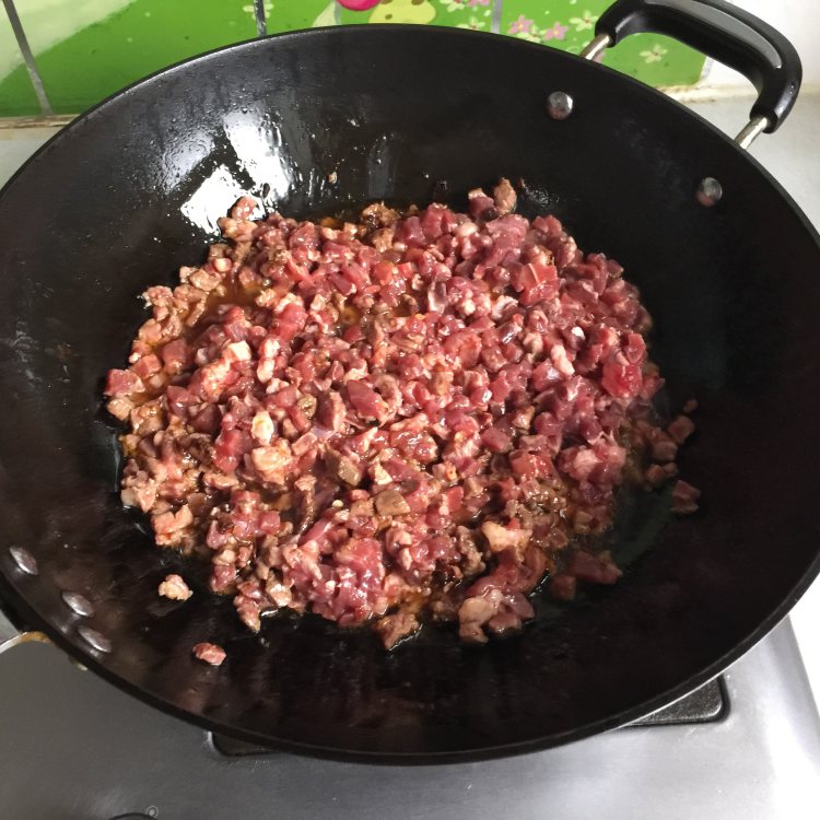 牛肉酱炒酸菜步骤3