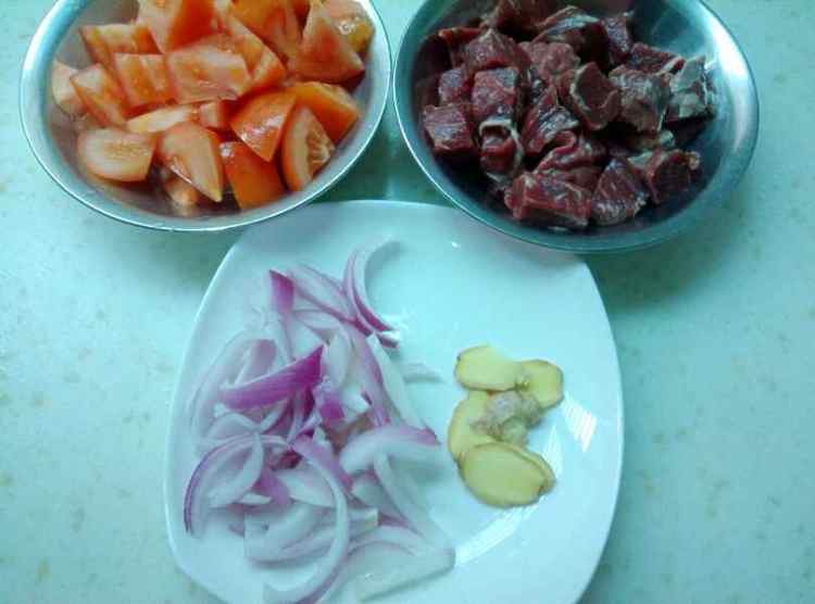 番茄牛肉汤面步骤1