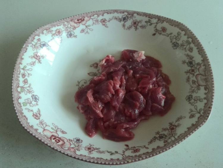 青椒胡萝卜炒牛肉步骤1