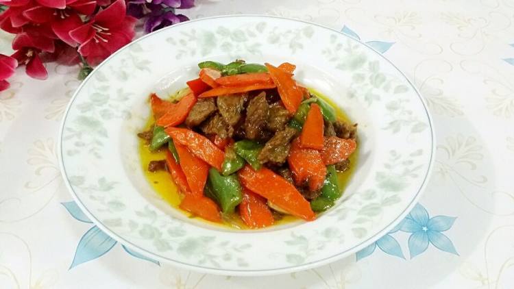 青椒胡萝卜炒牛肉步骤8