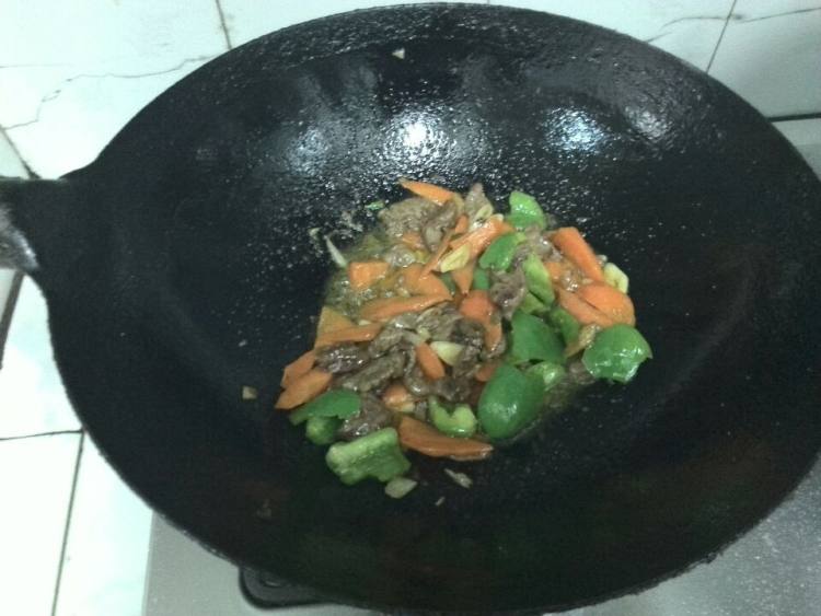 青椒胡萝卜炒牛肉步骤7