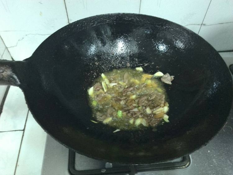 青椒胡萝卜炒牛肉步骤6