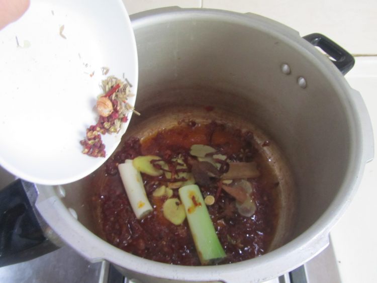 牛肉腐竹煲步骤4