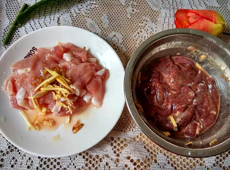 猪牛肉煮濑粉步骤2