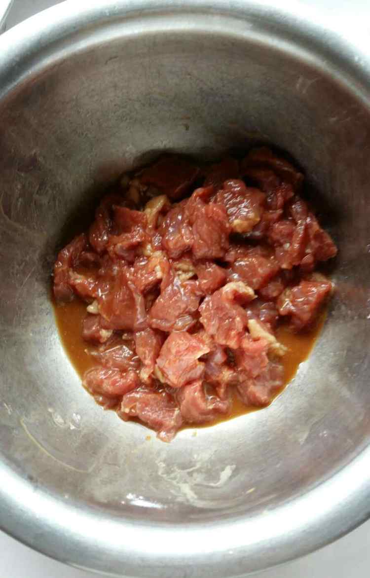 牛肉粒炒玉米步骤2