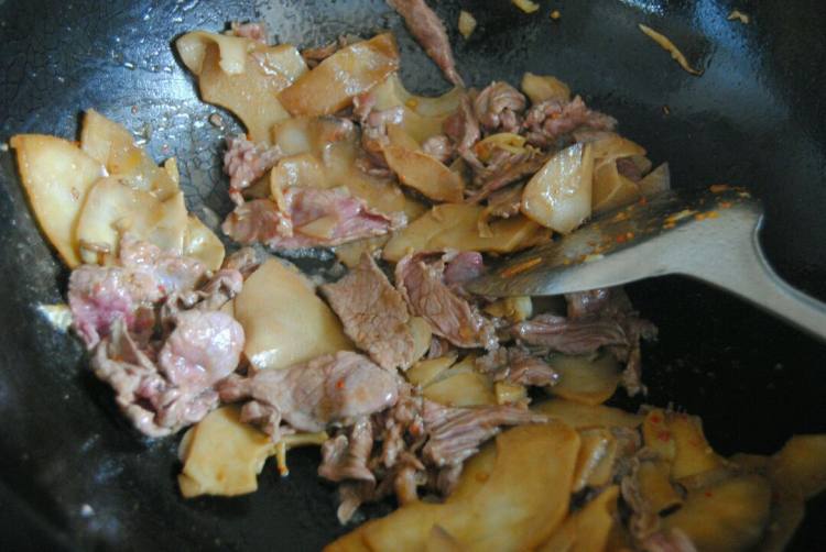 酸笋炒牛肉步骤4