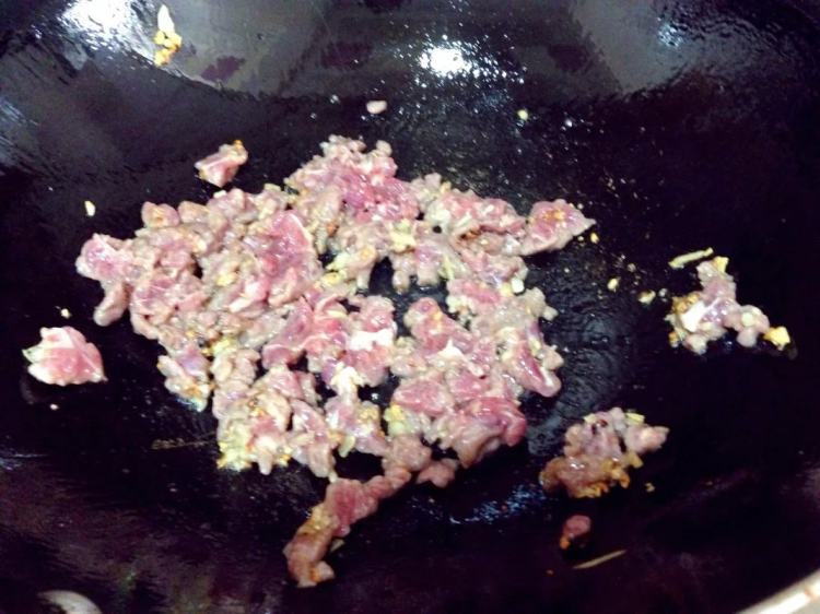 牛肉炒笋瓜步骤7