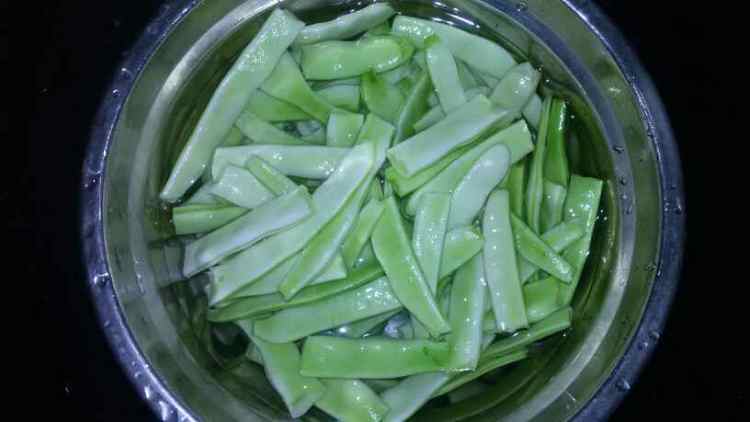 牛肉片炖豆角步骤1