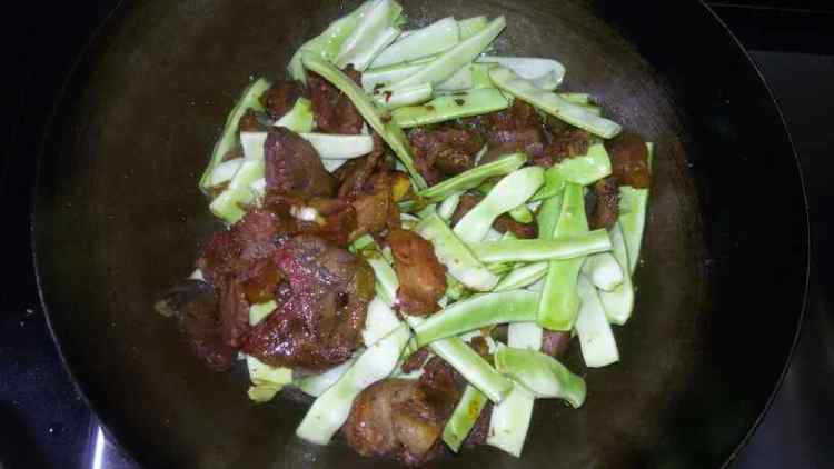 牛肉片炖豆角步骤7