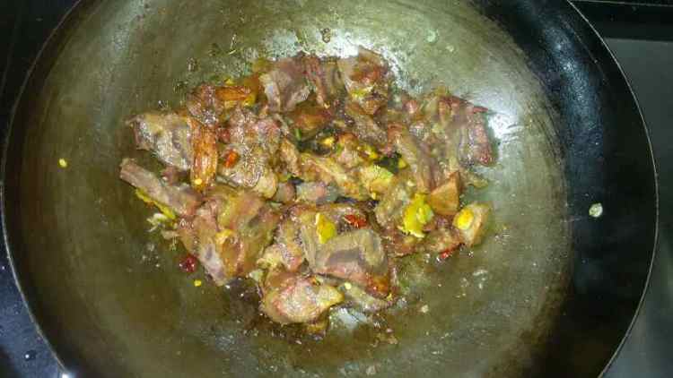 牛肉片炖豆角步骤6