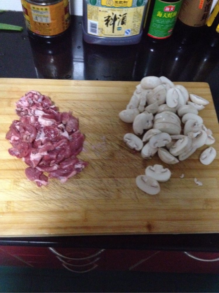 牛肉炒平菇步骤2