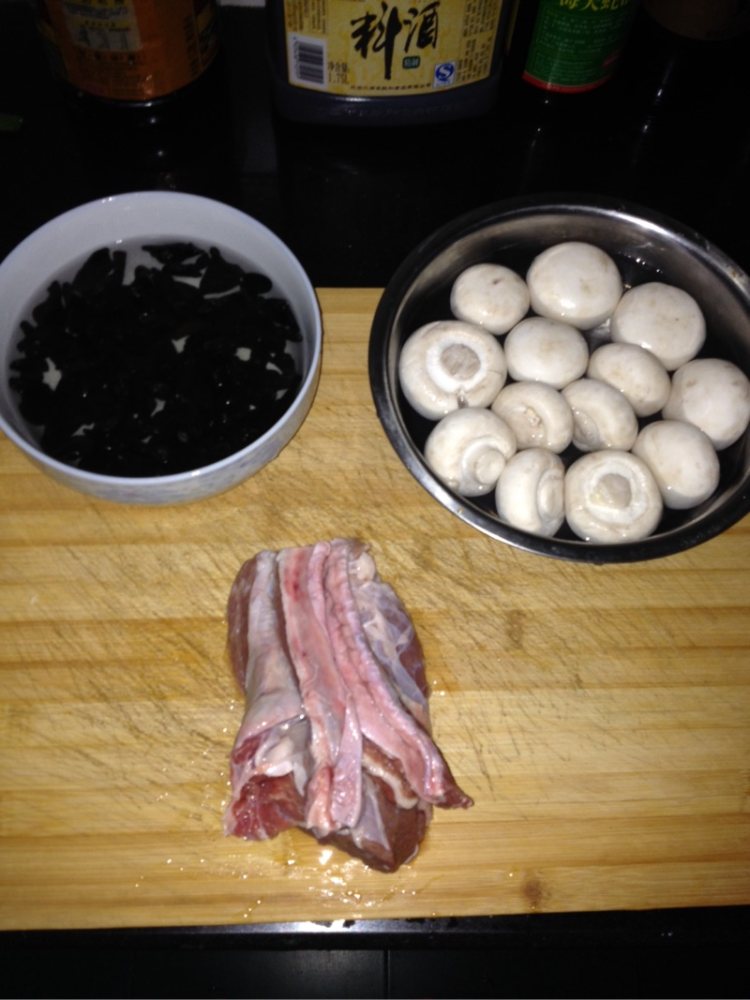 牛肉炒平菇步骤1