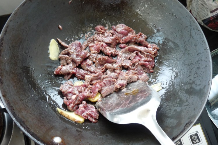 百合苦瓜炒牛肉步骤3