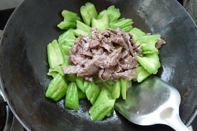 百合苦瓜炒牛肉步骤7