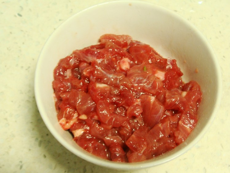 榨菜炒牛肉步骤1