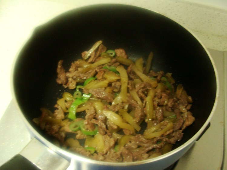 榨菜炒牛肉步骤5