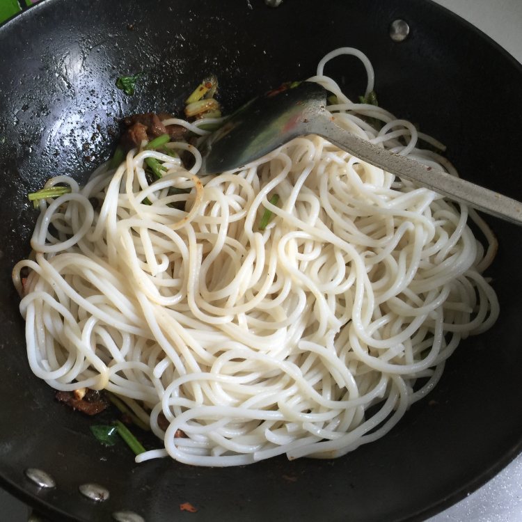 鼓香牛肉炒米粉步骤11