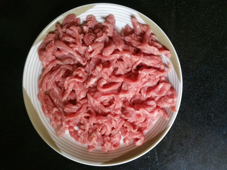 子姜香辣牛肉丝步骤1