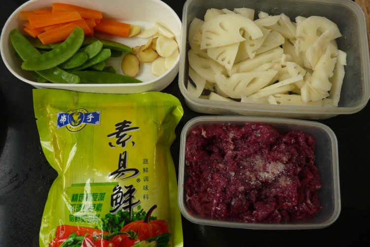 荷塘三色炒牛肉步骤1